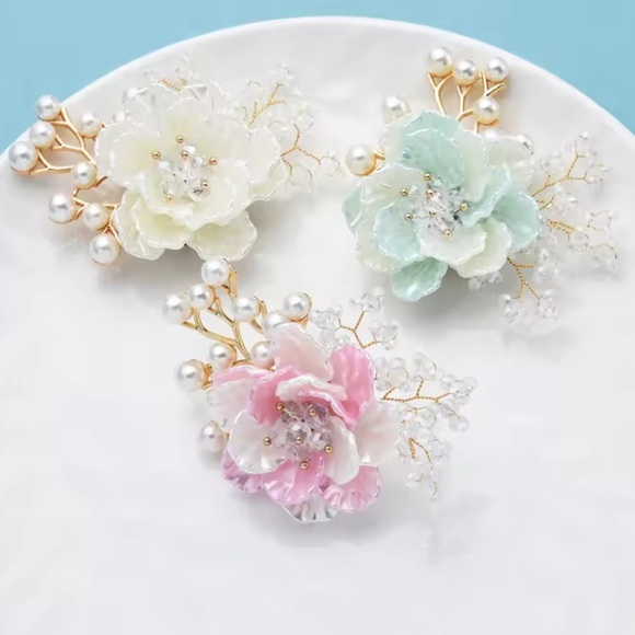 Betsey Johnson Elegant White Floral Pearl Brooch - Picture 1 of 8